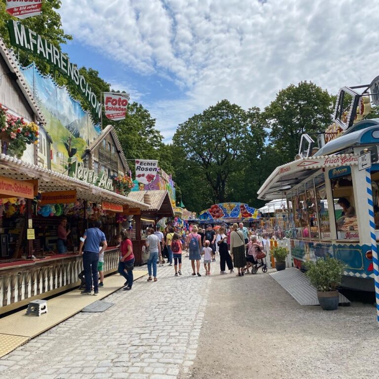 Final photo dump from today’s excursion to the “Jakobidult” Auer Dult festival in Munich. It’s like a fun fair crossed with a giant flea market. @the_englishtenor had bought Lederhosen, so we joined him in wearing our Tracht. 🍻