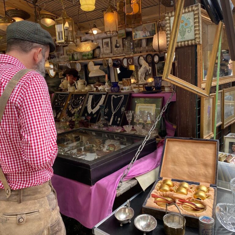 Final photo dump from today’s excursion to the “Jakobidult” Auer Dult festival in Munich. It’s like a fun fair crossed with a giant flea market. @the_englishtenor had bought Lederhosen, so we joined him in wearing our Tracht. 🍻