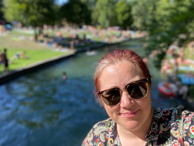 It’s a beautiful sunny day, so we headed to the Maria Einsiedel Naturbad. This is an outdoor swimming area next to the Isar with pools fed by the river, as well as a flowing canal. We picnicked and lazed under the trees and swam in the icy cold water. Munich in the summer is pretty special. ❤️☀️🌊 #bucketlist