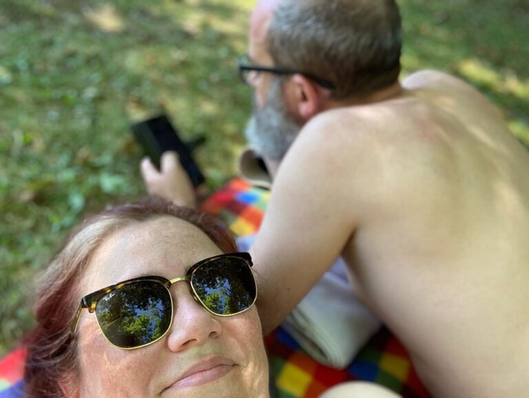 It’s a beautiful sunny day, so we headed to the Maria Einsiedel Naturbad. This is an outdoor swimming area next to the Isar with pools fed by the river, as well as a flowing canal. We picnicked and lazed under the trees and swam in the icy cold water. Munich in the summer is pretty special. ❤️☀️🌊 #bucketlist