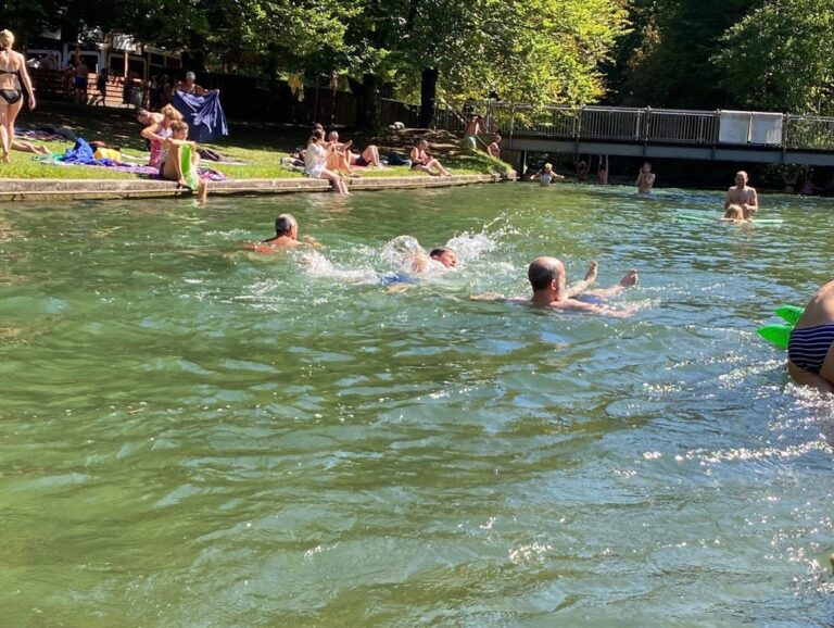 It’s a beautiful sunny day, so we headed to the Maria Einsiedel Naturbad. This is an outdoor swimming area next to the Isar with pools fed by the river, as well as a flowing canal. We picnicked and lazed under the trees and swam in the icy cold water. Munich in the summer is pretty special. ❤️☀️🌊 #bucketlist