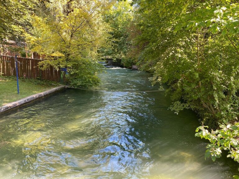 It’s a beautiful sunny day, so we headed to the Maria Einsiedel Naturbad. This is an outdoor swimming area next to the Isar with pools fed by the river, as well as a flowing canal. We picnicked and lazed under the trees and swam in the icy cold water. Munich in the summer is pretty special. ❤️☀️🌊 #bucketlist