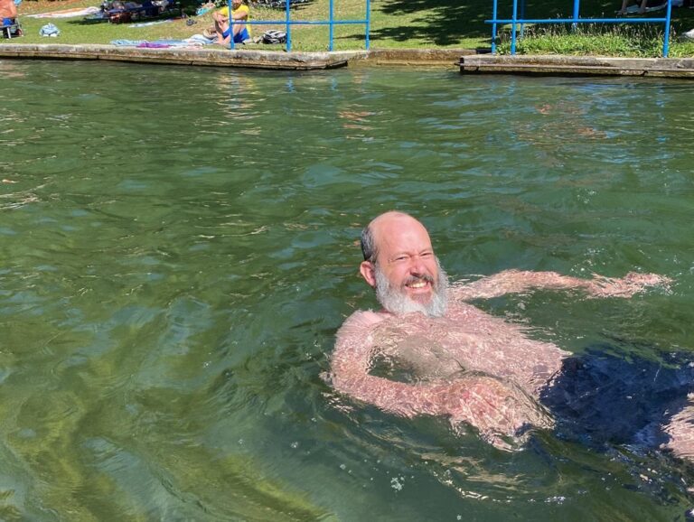 It’s a beautiful sunny day, so we headed to the Maria Einsiedel Naturbad. This is an outdoor swimming area next to the Isar with pools fed by the river, as well as a flowing canal. We picnicked and lazed under the trees and swam in the icy cold water. Munich in the summer is pretty special. ❤️☀️🌊 #bucketlist