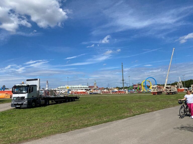 The rides are going up! 🎢 🎠 #oktoberfest