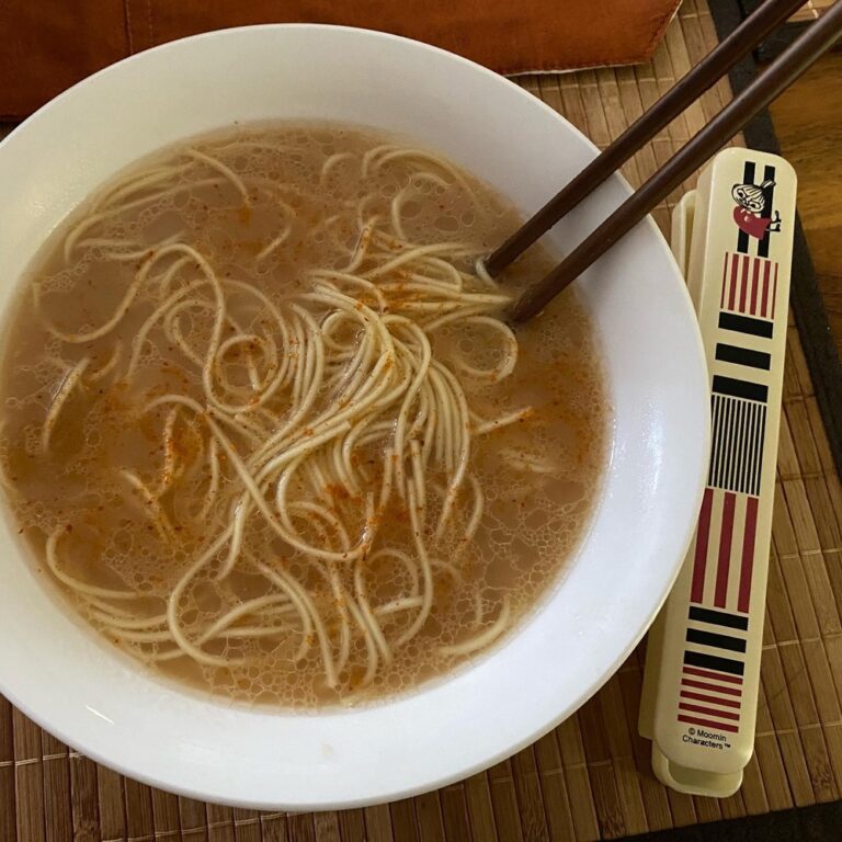 Many thanks to my colleague Kame-san for the gift of some fancy ramen, which I enjoyed for lunch with the Moomin chopsticks I got in Thailand! 🍜