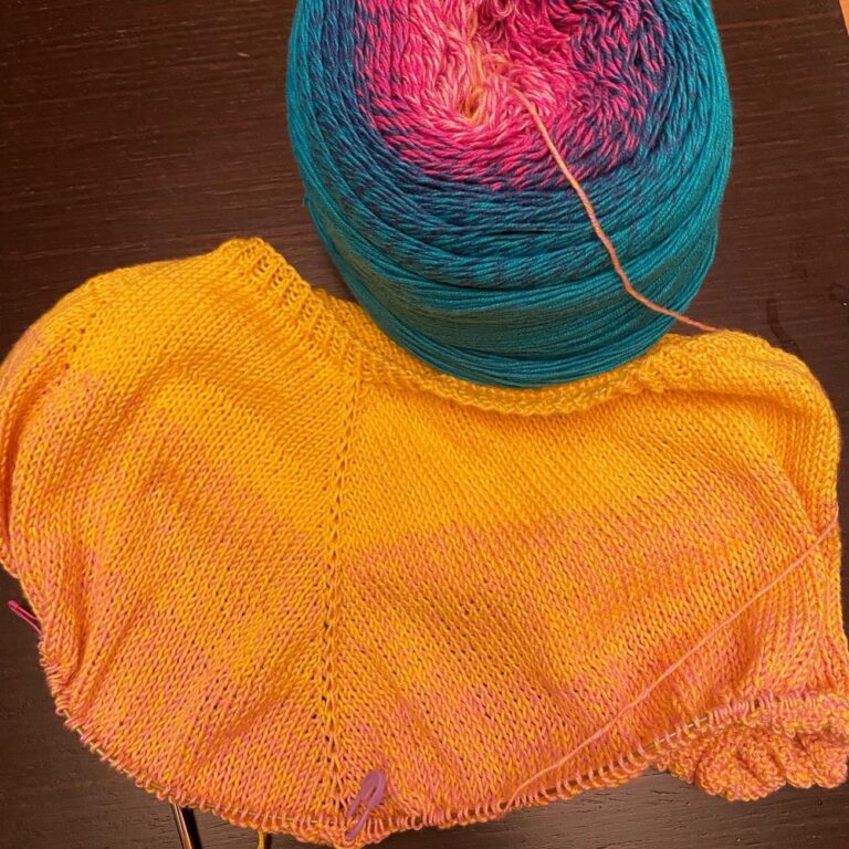 Made it to colour #3 in the gradient! That’s the collar at the top, and I’m increasing as it extends down over the shoulders. #knitting #SugarMaple