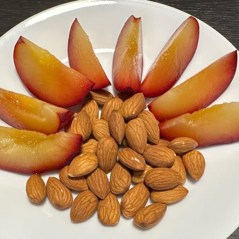 Afternoon snack! Summer may be over, but the stonefruit is still excellent… ❤️🍑