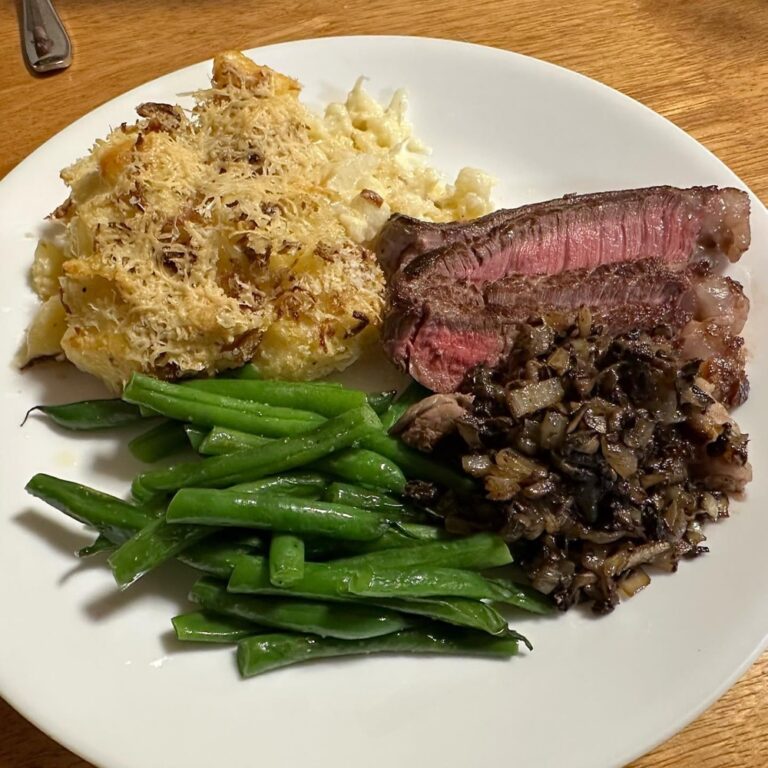 The Snook’s “clean out the fridge” dinners aren’t like other people’s. Tonight was rump steak with mushroom duxelles, green beans, and cauliflower mac & cheese. 😍