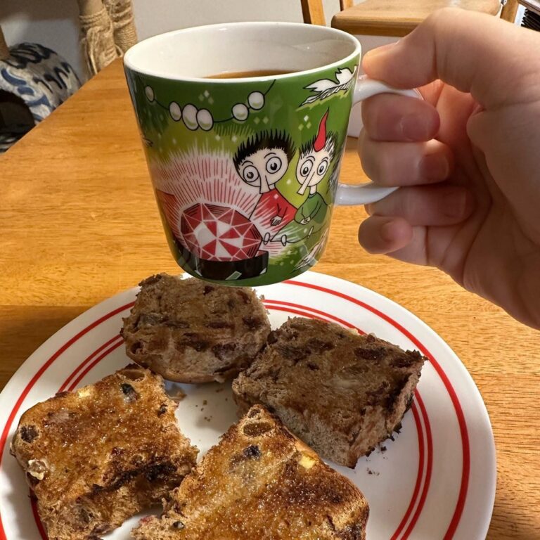 We added to our Moomin mug collection recently. Now I get to have brekkie with Thingumy and Bob! ☕️🧳 @moominofficial #moominmug @arabiaofficial