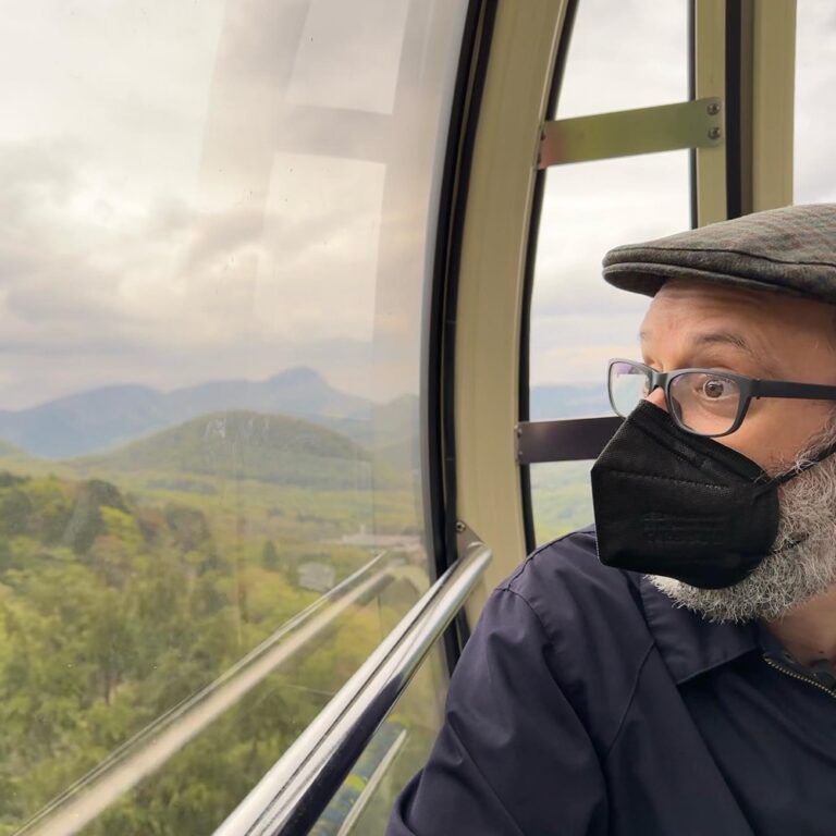 Day trip to Hakone today involved 7 different means of transportation! One big fast train, one other one that climbed an 8% grade up the mountain, a funicular cable car, a rope skyway, a PIRATE SHIP, a bus ride, and of course, our own feet. 😅🚊🚞🚠🏴‍☠️🚌