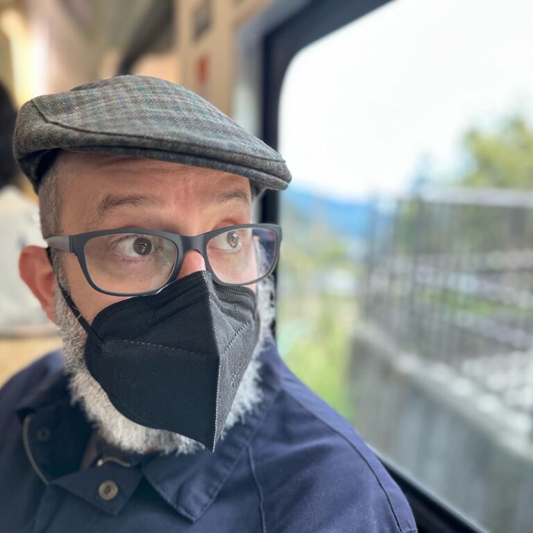 Day trip to Hakone today involved 7 different means of transportation! One big fast train, one other one that climbed an 8% grade up the mountain, a funicular cable car, a rope skyway, a PIRATE SHIP, a bus ride, and of course, our own feet. 😅🚊🚞🚠🏴‍☠️🚌