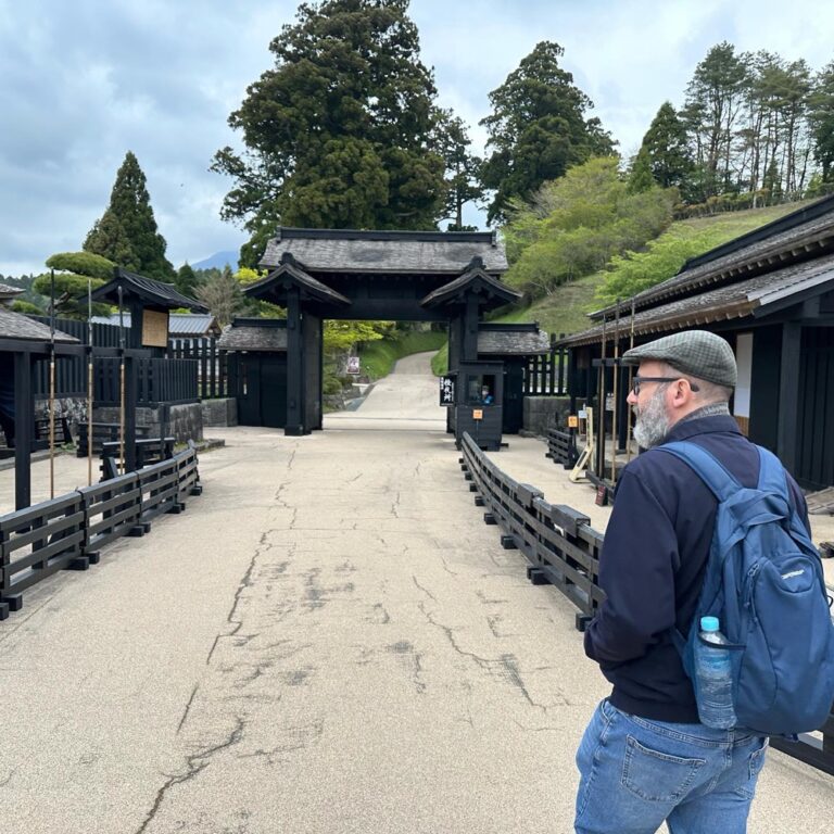 Day trip to Hakone today involved 7 different means of transportation! One big fast train, one other one that climbed an 8% grade up the mountain, a funicular cable car, a rope skyway, a PIRATE SHIP, a bus ride, and of course, our own feet. 😅🚊🚞🚠🏴‍☠️🚌