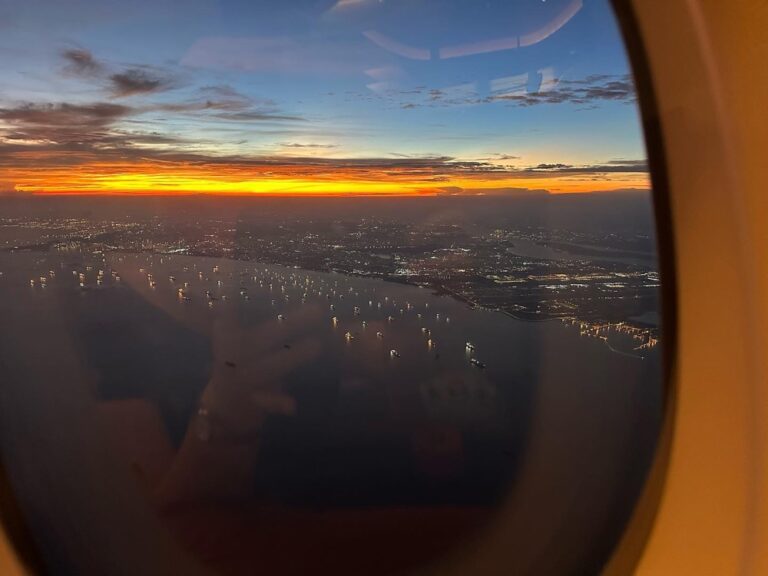 Even though it was a long journey, there were definitely some highlights. It’s always a thrill to spot Uluru from the air, hulking in the desert. There was a spectacular sunset as we left Singapore. And I spotted a giant thundercloud full of lightning as we headed across the Bay of Bengal. ✈️🌅🌩️