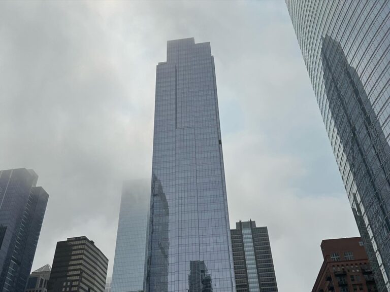 Chicago Architecture tour on the river. It started out sunny, but within 30 minutes a cold fog rolled in off the lake! 🏙️ 🛳️