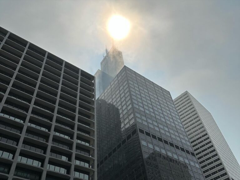 Chicago Architecture tour on the river. It started out sunny, but within 30 minutes a cold fog rolled in off the lake! 🏙️ 🛳️