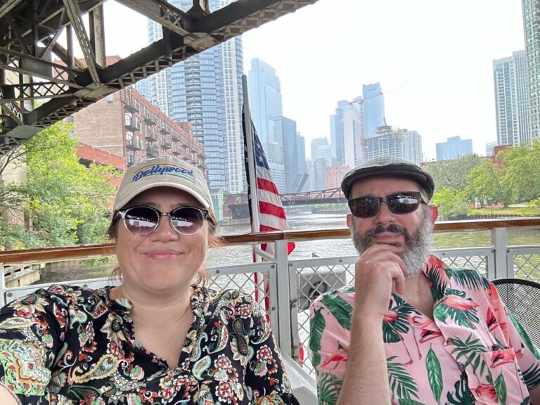 Chicago Architecture tour on the river. It started out sunny, but within 30 minutes a cold fog rolled in off the lake! 🏙️ 🛳️