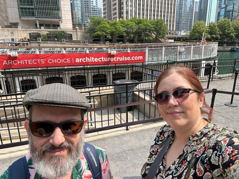 Chicago Architecture tour on the river. It started out sunny, but within 30 minutes a cold fog rolled in off the lake! 🏙️ 🛳️