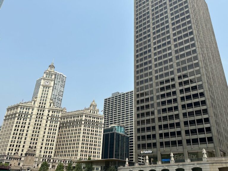 Chicago Architecture tour on the river. It started out sunny, but within 30 minutes a cold fog rolled in off the lake! 🏙️ 🛳️