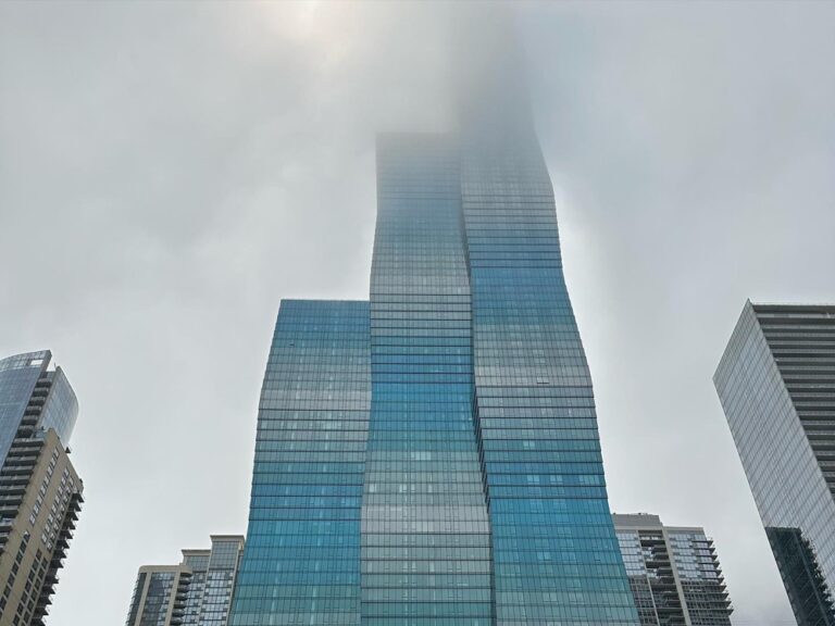 Chicago Architecture tour on the river. It started out sunny, but within 30 minutes a cold fog rolled in off the lake! 🏙️ 🛳️