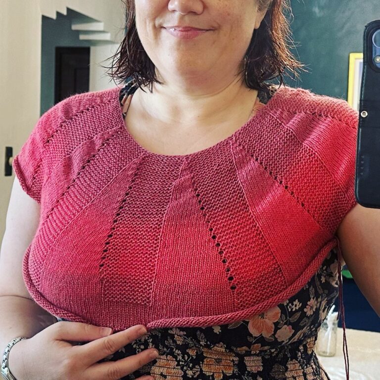 Another fit check now that I’m past the armhole split! There’s really not much of a sleeve; you just cast off the shoulder stitches and then cast on a few for the underarm. Now it’s just straight knitting down to the waist… 🧶 #helga @hobbii_yarn #knitting