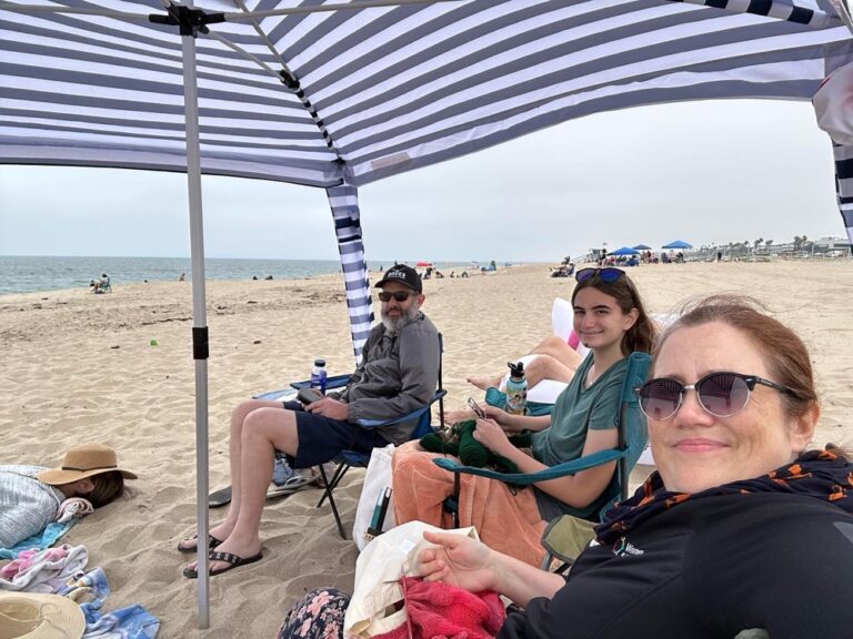 A blustery day crafting at the beach… 🏖️