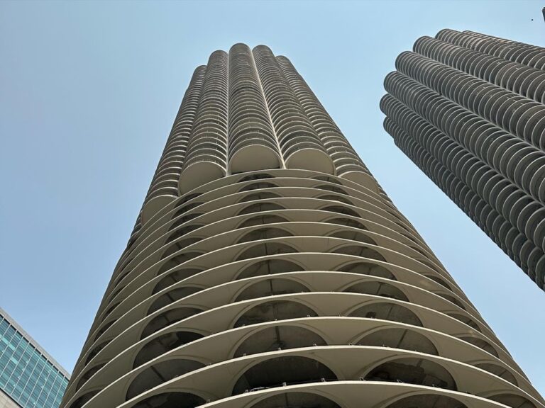 Chicago Architecture tour on the river. It started out sunny, but within 30 minutes a cold fog rolled in off the lake! 🏙️ 🛳️