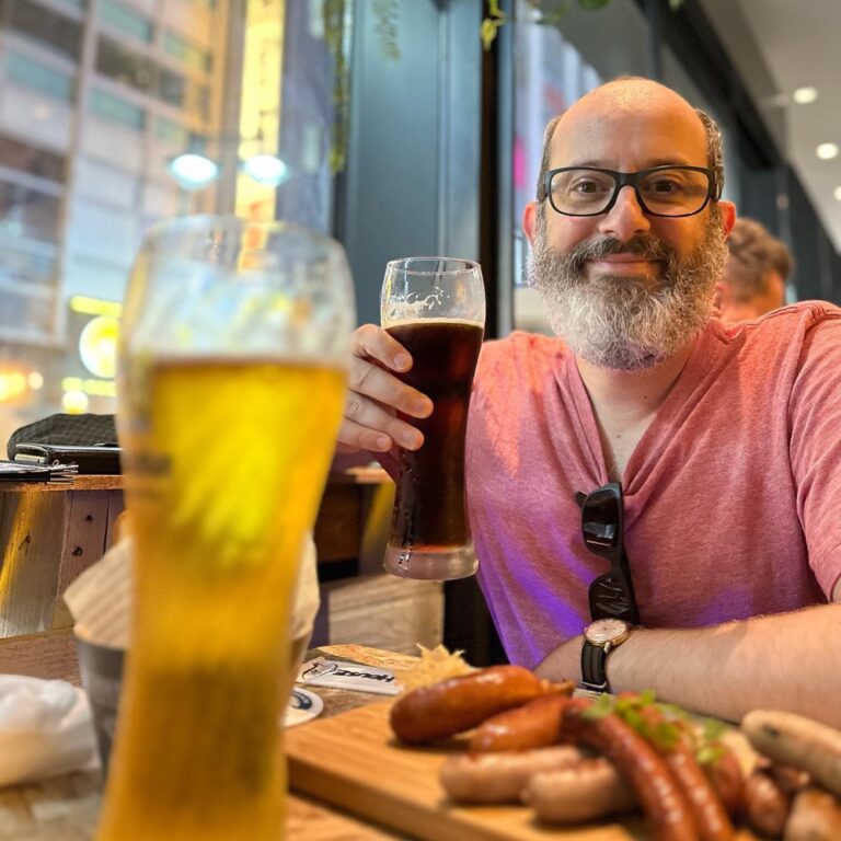 It was a cold and rainy night in Tokyo, so we took shelter in a bar that served German beer and sausages. ❤️🍻