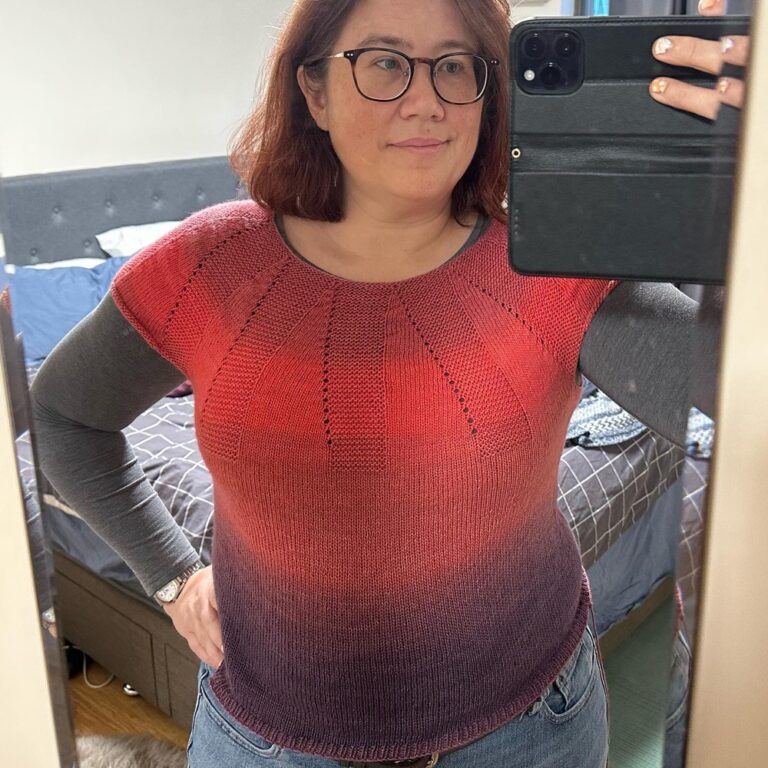 I finished my modified Helga blouse! It’s a little more cropped than I’d normally do, but I pretty much used every bit of the wool. (Definitely earned that yarn chicken  merit badge!) Just needs a wash and a block… ❤️🧶🐓 @hobbii_yarn