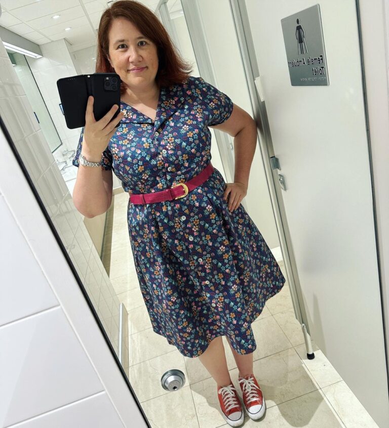 Quick work bathroom selfie to show off my new @made590 Patricia dress in the @libertylondon Edenham Denim! I’m not used to belting my dresses, but @jpofoz and @_gadgetgirl_ both said it looked “sharp.” ❤️🌸👗