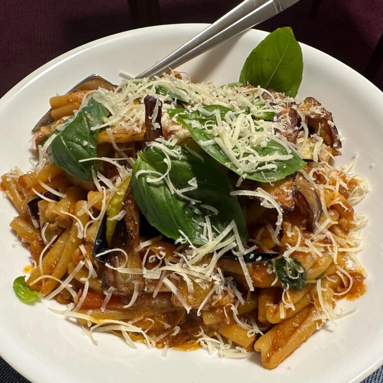 Last night’s dinner: Pasta alla Norma, a meat-free pasta dish with silky, delicious deep-fried eggplant. 😍🍝 #madebythesnook