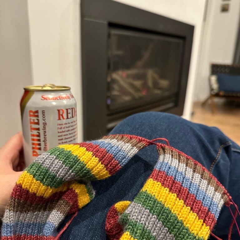 Fire pretty. Beer good. 🔥🍻🧶