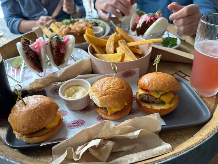 We finally got to sample the food from #thenest at @flamin_galahbrewingco’s new Chippendale taphouse. Really good! The chips were excellent, and the chicken bao were a standout. 🍻🍔