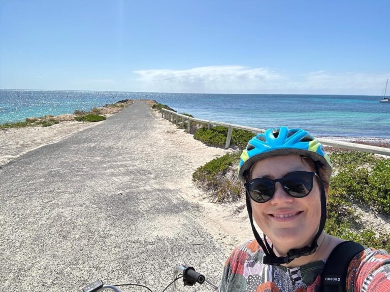 Rottnest is truly one of the most beautiful places I’ve ever been. We rode about 30km with @paulsecoebiketours, and we saw whales, lizards, osprey, and of course, quokkas. ❤️ 🚴‍♀️ #quokkaselfies