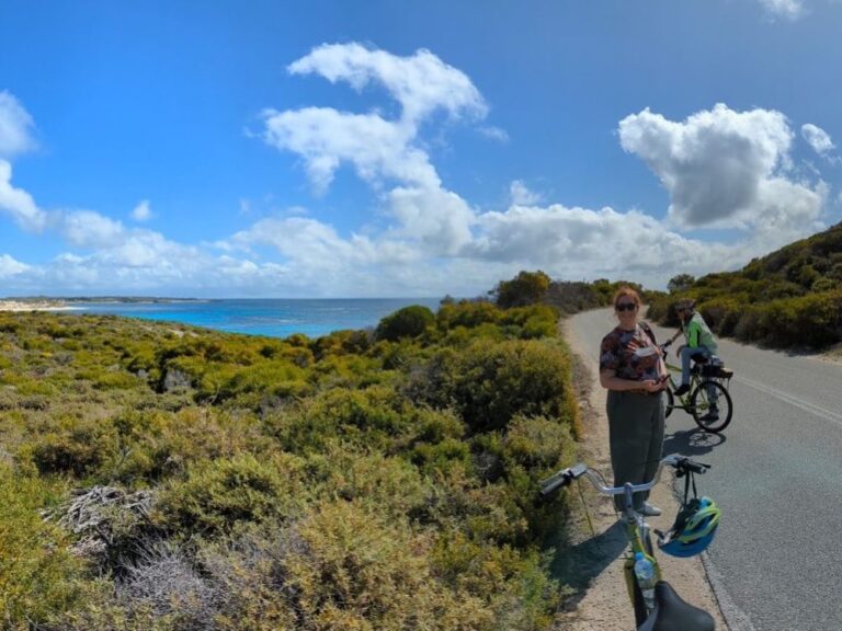 Rottnest is truly one of the most beautiful places I’ve ever been. We rode about 30km with @paulsecoebiketours, and we saw whales, lizards, osprey, and of course, quokkas. ❤️ 🚴‍♀️ #quokkaselfies