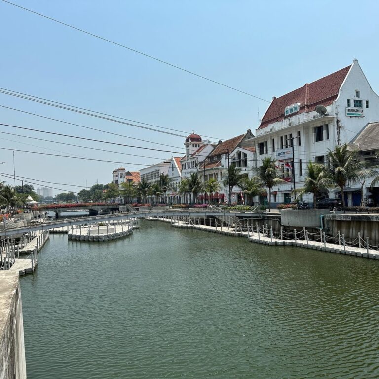 I learned about the Dutch East Indies in school, but mostly in relation to Columbus and his “discovery” of America. It’s another thing entirely to actually visit them and learn about the history of these islands. I took the opportunity on my last morning here to see Jakarta on a private tour. My guide Nanda showed me Merdeka Square with the Indonesia National Monument (including the 50+ dioramas showing ID history), Jakarta Cathedral, Istiqlal Mosque (so gorgeous I’ll do a whole separate post for it), the Old Town (including the Town Hall of Batavia), a puppet studio (with traditional wayang puppets), and Sunda Kelapa Harbour. It was all fascinating, and I’m so glad I went! 🇮🇩