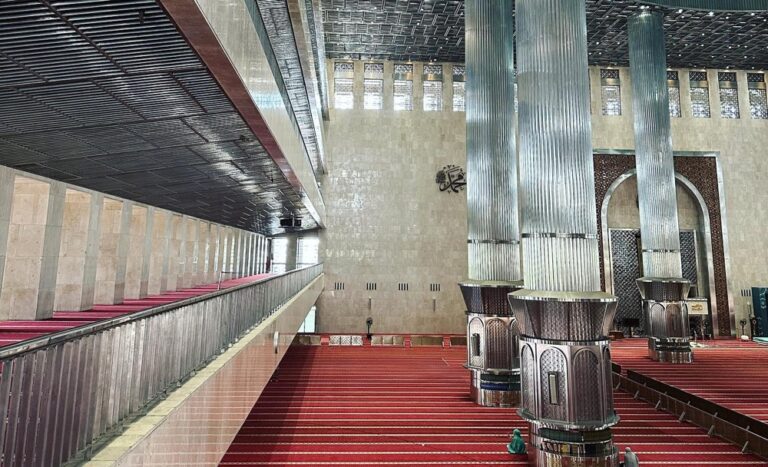 The Istiqlal Mosque is the largest mosque in SE Asia. It’s very modern, featuring only two materials - local marble and stainless steel. I *loved * it. I don’t normally get this artsy with my photos, but every angle in this space was breathtaking. 🕌