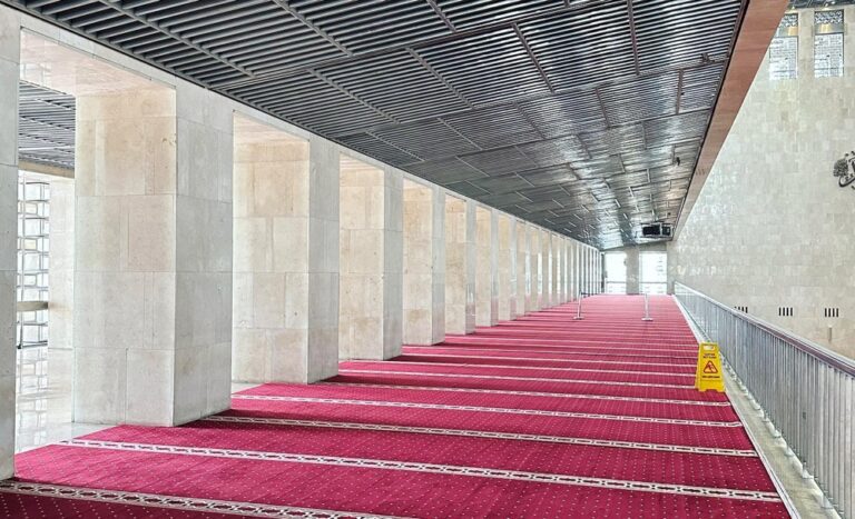 The Istiqlal Mosque is the largest mosque in SE Asia. It’s very modern, featuring only two materials - local marble and stainless steel. I *loved * it. I don’t normally get this artsy with my photos, but every angle in this space was breathtaking. 🕌