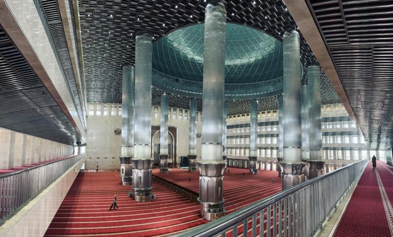 The Istiqlal Mosque is the largest mosque in SE Asia. It’s very modern, featuring only two materials - local marble and stainless steel. I *loved * it. I don’t normally get this artsy with my photos, but every angle in this space was breathtaking. 🕌