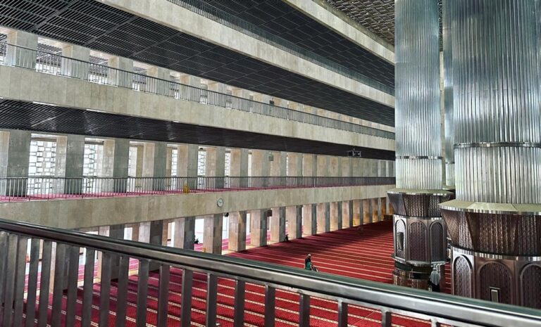 The Istiqlal Mosque is the largest mosque in SE Asia. It’s very modern, featuring only two materials - local marble and stainless steel. I *loved * it. I don’t normally get this artsy with my photos, but every angle in this space was breathtaking. 🕌