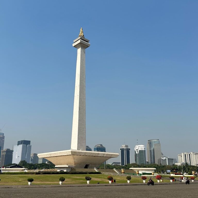 I learned about the Dutch East Indies in school, but mostly in relation to Columbus and his “discovery” of America. It’s another thing entirely to actually visit them and learn about the history of these islands. I took the opportunity on my last morning here to see Jakarta on a private tour. My guide Nanda showed me Merdeka Square with the Indonesia National Monument (including the 50+ dioramas showing ID history), Jakarta Cathedral, Istiqlal Mosque (so gorgeous I’ll do a whole separate post for it), the Old Town (including the Town Hall of Batavia), a puppet studio (with traditional wayang puppets), and Sunda Kelapa Harbour. It was all fascinating, and I’m so glad I went! 🇮🇩