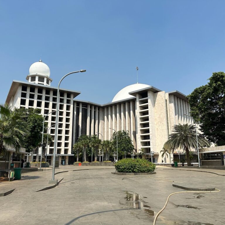 I learned about the Dutch East Indies in school, but mostly in relation to Columbus and his “discovery” of America. It’s another thing entirely to actually visit them and learn about the history of these islands. I took the opportunity on my last morning here to see Jakarta on a private tour. My guide Nanda showed me Merdeka Square with the Indonesia National Monument (including the 50+ dioramas showing ID history), Jakarta Cathedral, Istiqlal Mosque (so gorgeous I’ll do a whole separate post for it), the Old Town (including the Town Hall of Batavia), a puppet studio (with traditional wayang puppets), and Sunda Kelapa Harbour. It was all fascinating, and I’m so glad I went! 🇮🇩