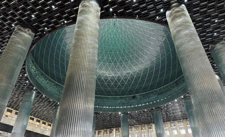 The Istiqlal Mosque is the largest mosque in SE Asia. It’s very modern, featuring only two materials - local marble and stainless steel. I *loved * it. I don’t normally get this artsy with my photos, but every angle in this space was breathtaking. 🕌