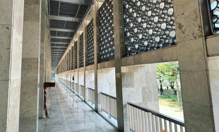 The Istiqlal Mosque is the largest mosque in SE Asia. It’s very modern, featuring only two materials - local marble and stainless steel. I *loved * it. I don’t normally get this artsy with my photos, but every angle in this space was breathtaking. 🕌