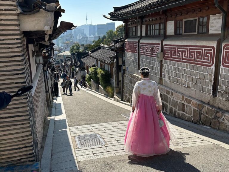 Highlights from today’s tour to Gyeongbokgung Palace, Bukchon Hanok Village, and the Jogyesa Buddhist Temple. The tteokbokki were very tasty! ❤️🇰🇷