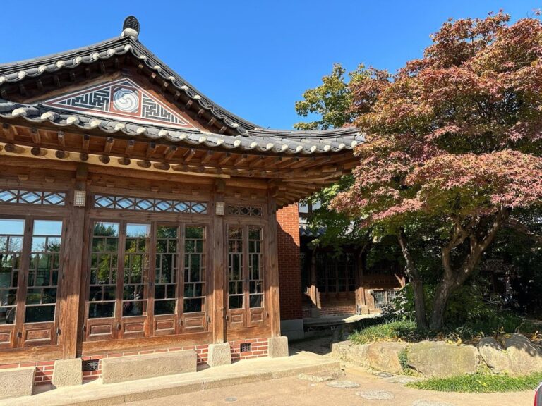 Highlights from today’s tour to Gyeongbokgung Palace, Bukchon Hanok Village, and the Jogyesa Buddhist Temple. The tteokbokki were very tasty! ❤️🇰🇷