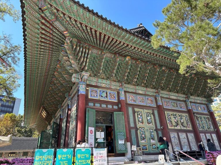 Highlights from today’s tour to Gyeongbokgung Palace, Bukchon Hanok Village, and the Jogyesa Buddhist Temple. The tteokbokki were very tasty! ❤️🇰🇷