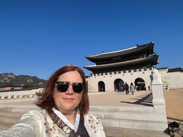 Highlights from today’s tour to Gyeongbokgung Palace, Bukchon Hanok Village, and the Jogyesa Buddhist Temple. The tteokbokki were very tasty! ❤️🇰🇷