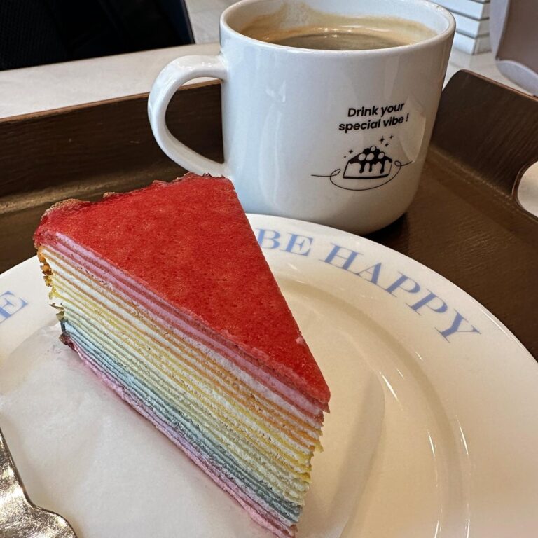 I’ve walked past this place every day in Seoul, so on my last morning… #treatyoself 🌈🍰☕️