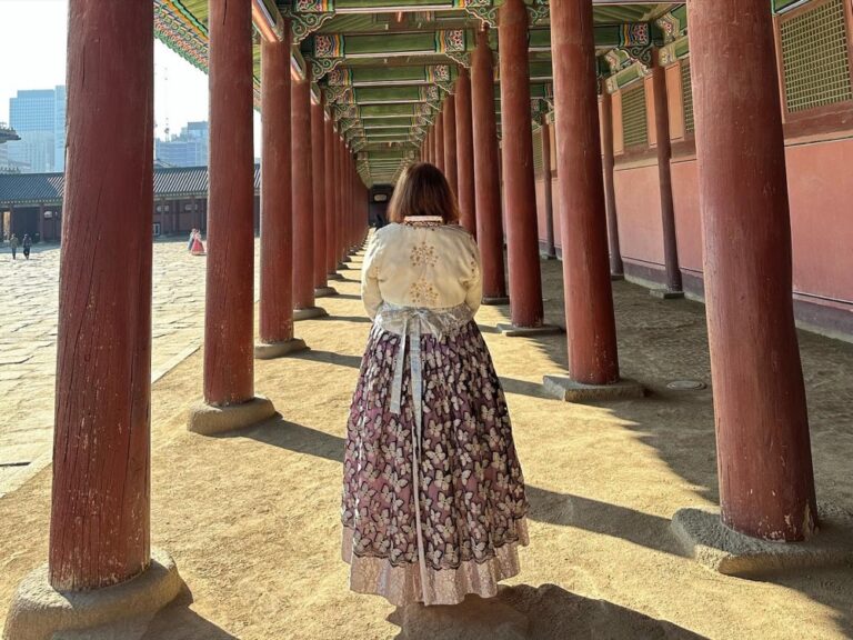 Highlights from today’s tour to Gyeongbokgung Palace, Bukchon Hanok Village, and the Jogyesa Buddhist Temple. The tteokbokki were very tasty! ❤️🇰🇷