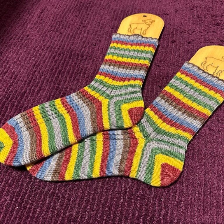 I managed to finish the Snook’s new socks today! These are a toe-up 2x2 rib, and for the first time I did an afterthought heel to preserve the stripe sequence. I also made a point of syncing up the stripes. Nice, eh? This colourway is “Return of the Bounty Hunter Scum” from @bahyarns. #bobafett #starwars 🧶🧦❤️